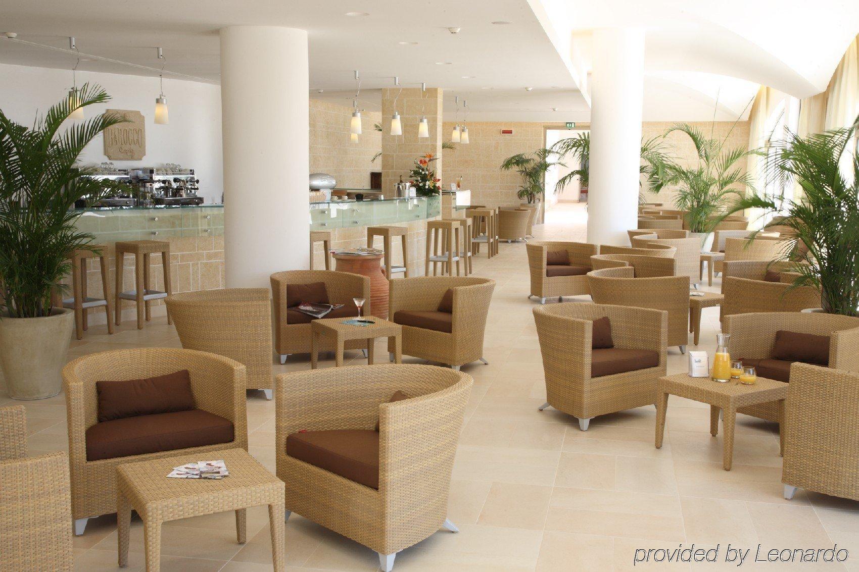 أُجينتو Vivosa Apulia Resort المطعم الصورة